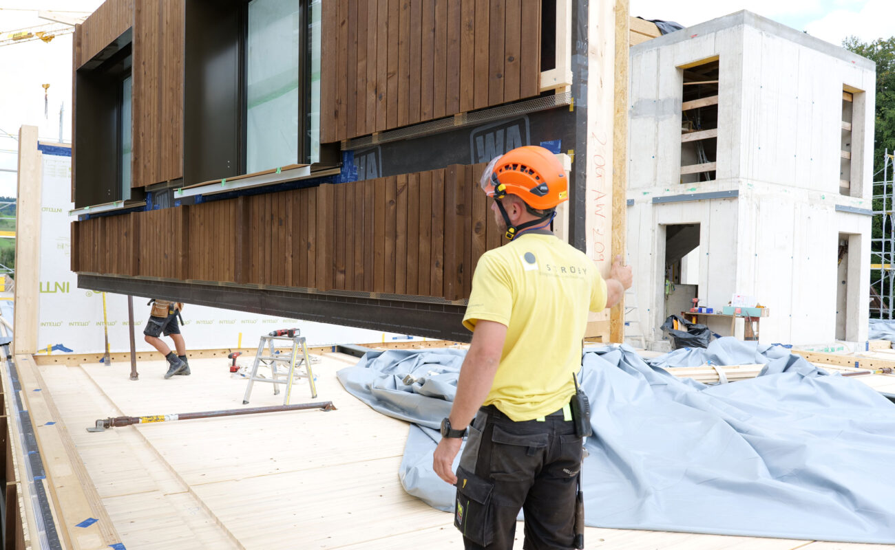 Montage Holzelementbau mit Fassade Gebäudehülle