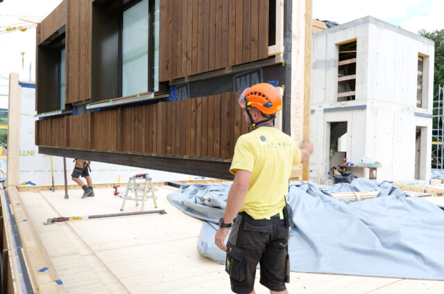 Montage Holzelementbau mit Fassade Gebäudehülle